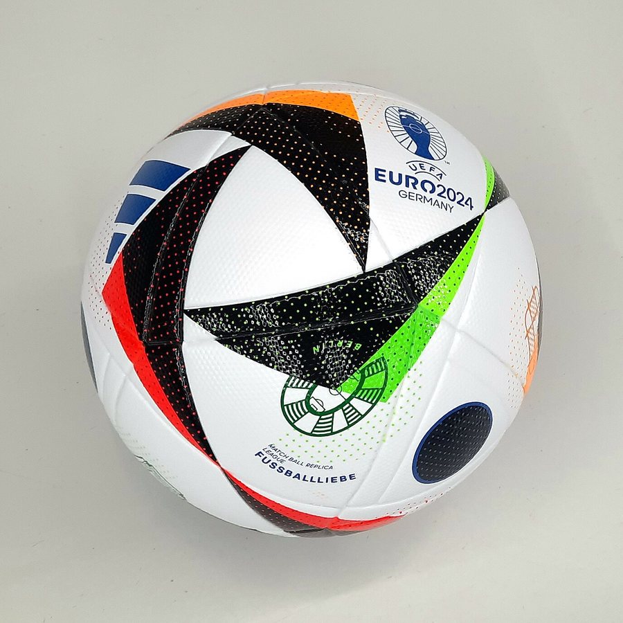كرة adidas Fussballliebe (2)